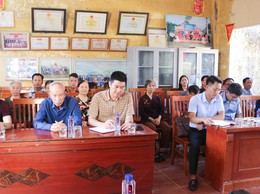 Đồng chí Phùng Văn Tài- Phó Bí thư Thường trực Đảng uỷ xã Quốc Oai dự sinh hoạt chi bộ tại thôn Phượng Cách 3