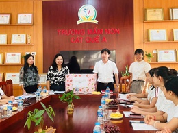Đồng chí Lê Đức Phóng - Phó Bí thư Đảng uỷ, Chủ tịch UBND xã dự sinh hoạt chi bộ trường Mầm non Cát Quế A