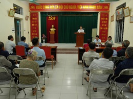 Đồng chí Khuất Hữu Tuấn - Phó Bí thư thường trực Đảng ủy xã dự sinh hoạt Chi bộ thôn Ngọc Liên