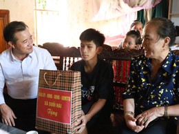 Các đoàn lãnh đạo xã Suối Hai thăm, tặng quà cho trẻ em có hoàn cảnh khó khăn nhân dịp Tết Trung thu năm 2025