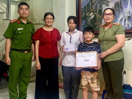 Đoàn Thanh niên - Chi hội phụ nữ Công an phường Cầu Giấy tặng quà Trung thu cho các em thiếu nhi trên địa bàn