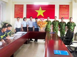 UBND xã Thuận An thăm, chúc mừng Đội Chữa cháy và cứu nạn cứu hộ khu vực số 19 nhân Ngày truyền thống lực lượng Cảnh sát PCCC