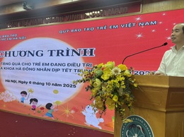 Tặng quà cho các trẻ em đang điều trị tại Bệnh viện đa khoa Hà Đông nhân nhịp Tết Trung thu