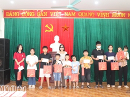Tặng quà trẻ em khiếm thị có hoàn cảnh khó khăn nhân dịp Tết Trung thu