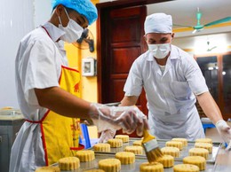 Khám phá quy trình làm bánh Trung thu truyền thống làng Xuân Đỉnh