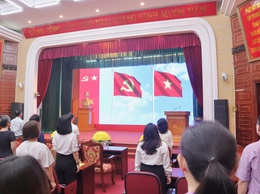 Phường Từ Liêm tổ chức lễ chào cờ tháng 10 năm 2025 và phát động ủng hộ đồng bào bị ảnh hưởng do bão số 10