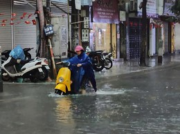 Mưa lớn kéo dài từ đêm đến sáng, nhiều tuyến phố Hà Nội ngập úng