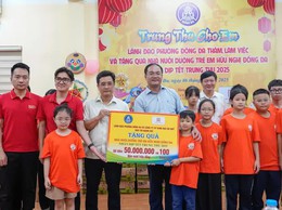 Phường Đống Đa thăm, tặng quà các trẻ em có hoàn cảnh khó khăn