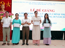 Sơn Tây: bế giảng lớp Bồi dưỡng lý luận chính trị cho đảng viên mới tháng 10 năm 2025