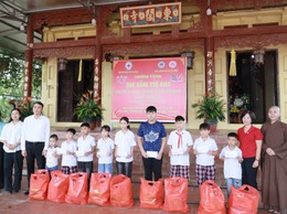 HỘI CHỮ THẬP ĐỎ XÃ CỔ ĐÔ PHỐI HỢP VỚI CHÙA ĐÔNG CÁC THÔN LA XUYÊN TRAO 15 SUẤT HỌC BỔNG CHO HỌC SINH NGHÈO VƯỢT KHÓ VƯƠN LÊN TRONG HỌC TẬP CỦA XÃ CỔ ĐÔ.