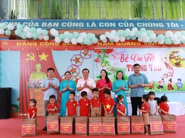 Đồng chí Bí thư Đảng ủy Vui Tết Trung thu cùng cô trò Trường Mầm non Ba Trại B