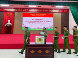 CÔNG AN XÃ GIA LÂM TỔ CHỨC CHÀO CỜ TỔ QUỐC THÁNG 10 VÀ PHÁT ĐỘNG ỦNG HỘ ĐỒNG BÀO BỊ THIỆT HẠI DO BÃO, LŨ