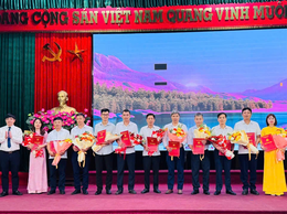 Đảng ủy xã Đan Phượng tổ chức Lễ chào cờ và sinh hoạt chính trị tháng 10.