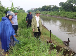Lãnh đạo xã Thuận An kiểm tra hệ thống tiêu thoát nước phục vụ sản xuất trên địa bàn