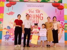 Lãnh đạo xã Hoài Đức thăm, tặng quà Trung thu cho các cháu trường Mầm non Kim Chung B, Di Trạch và Hoa Sen