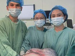 Bệnh viện Thanh Nhàn phẫu thuật thành công cho bệnh nhân nữ có khối u buồng trứng khủng lồ lên tới 15kg