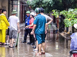 ĐỒNG CHÍ TRẦN THỊ PHƯƠNG HOA - THÀNH ỦY VIÊN, BÍ THƯ ĐẢNG ỦY, CHỦ TỊCH HĐND PHƯỜNG CÙNG ĐOÀN CÔNG TÁC KIỂM TRA CÔNG TÁC ỨNG PHÓ CƠN BÃO SỐ 11, ĐỘNG VIÊN NHÂN DÂN CHỦ ĐỘNG TRƯỚC TÌNH HÌNH MƯA BÃO TRÊN ĐỊA BÀN