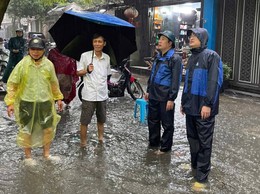 Đồng chí Chủ tịch UBND phường Cầu Giấy kiểm tra công tác ứng phó với bão số 11 trên địa bàn