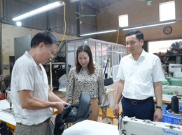 Thường trực Đảng ủy xã Gia Lâm làm việc với hợp tác xã làng nghề Kiêu Kỵ