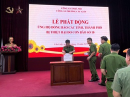 Công an phường Cầu Giấy chung tay ủng hộ đồng bào bị thiệt hại do cơn bão số 10