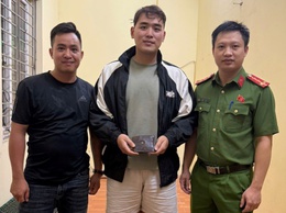 Công an xã Xuân Mai trao trả tài sản cho người dân đánh rơi