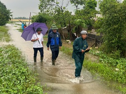 Chủ tịch UBND xã Thiên Lộc kiểm tra tình hình ngập lụt, chỉ đạo công tác tiêu úng sau bão số 11