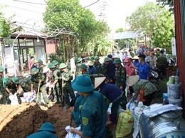 Xã Quang Minh huy động lực lượng ra quân chắn kè chống ngập tại thôn Kim Tiền và thôn Thường Lệ