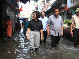 Lãnh đạo Ủy ban MTTQ Việt Nam thành phố Hà Nội thăm, tặng quà động viên người dân ảnh bị hưởng do mưa bão tại phường Từ Liêm