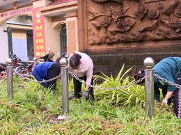 PHỤ NỮ THÔN SEN TRÌ CHUNG TAY CHĂM SÓC TUYẾN ĐƯỜNG HOA TỰ QUẢN