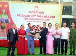 Đồng chí Lã Quang Thức - Phó Bí thư Đảng uỷ, Chủ tịch UBND phường Phú Lương chung vui ngày hội Đại đoàn kết toàn dân tộc tại Tổ dân phố 26 