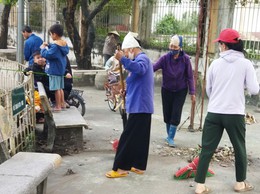 Hội viên nông dân xã Tam Hưng ra quân tổng vệ sinh môi trường, góp phần xây dựng quê hương sáng – xanh – sạch – đẹp