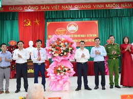 Các đồng chí lãnh đạo xã chung vui Ngày hội Đại đoàn kết toàn dân tộc tại các khu dân cư