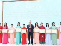 Mê Linh: trao giải Hội thi Ứng dụng trí tuệ Nhân tạo AI trong giảng dạy và thực hiện chuyên môn; Cấp chứng chỉ kỹ năng số cơ bản cho cán bộ