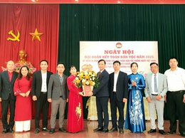 Các đồng chí lãnh đạo Đảng ủy - HĐND - UBND - UB MTTQ VN phường Phú Lương chung vui ngày hội Đại đoàn kết toàn dân tộc tại các Tổ dân phố, khu dân cư