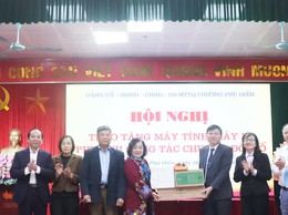 Phường Phú Diễn trao tặng máy tính, máy in cho 52 tổ dân phố