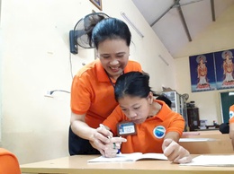 Cô giáo gieo chữ nơi cửa chùa