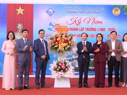 Các đồng chí lãnh đạo Đảng uỷ - HĐND – UBND – UBMTTQ xã dư lễ kỷ niệm Ngày Nhà giáo Việt Nam 20/11