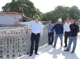 Đồng chí Chủ tịch UBND xã kiểm tra hiện trường một số dự án trên địa bàn