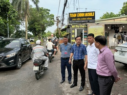 Ban Kinh tế – Ngân sách HĐND phường Long Biên khảo sát thực tế công tác đảm bảo an toàn giao thông trên địa bàn phường 