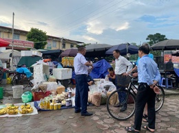 Thường trực Hội đồng nhân dân phường Long Biên khảo sát công tác quản lý trật tự đô thị và vệ sinh môi trường trên địa bàn phường Long Biên