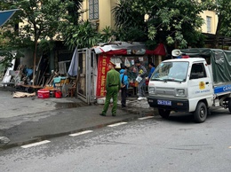 Công an phường Tây Hồ tuyên truyền không lấn chiếm lòng đường, vỉa hè