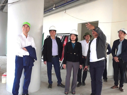 ĐỒNG CHÍ NGUYỄN THỊ NAM – PHÓ BÍ THƯ ĐẢNG UỶ, CHỦ TỊCH UBND XÃ QUẢNG OAI – KIỂM TRA TIẾN ĐỘ THI CÔNG CÁC CÔNG TRÌNH TRỌNG ĐIỂM TRÊN ĐỊA BÀN