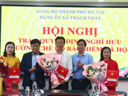 Đảng ủy xã Thạch Thất trao quyết định nghỉ hưu hưởng chế độ bảo hiểm xã hội cho cán bộ, giáo viên trên địa bàn