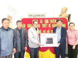 Xã Ứng Thiên hoàn thành trao tặng thiết bị chuyển đổi số cộng đồng cho 10 thôn trên địa bàn xã