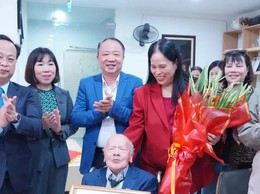 Phường Phú Diễn: nhà giáo, đảng viên Nguyễn Trúc vinh dự nhận Huy hiệu 80 năm tuổi Đảng đợt 7/11