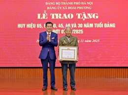 Xã Đoài Phương trao tặng Huy hiệu Đảng đợt 7/11/2025