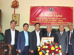 ĐẢNG ỦY XÃ CỔ ĐÔ TỔ CHỨC LỄ TRAO HUY HIỆU 65 NĂM TUỔI ĐẢNG CHO HAI ĐẢNG VIÊN THUỘC CHI BỘ THÔN LA THIỆN VÀ TÂN PHONG 2