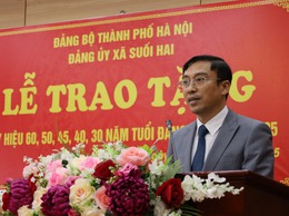 Xã Suối Hai tổ chức Lễ trao Huy hiệu Đảng đợt 7/11 nhân kỷ niệm 108 năm Cách mạng Tháng Mười Nga (7/11/1917 - 7/11/2025)