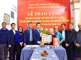 TRAO HUY HIỆU 80 NĂM TUỔI ĐẢNG TẶNG ĐẢNG VIÊN LÃO THÀNH NGUYỄN THỊ KIỂM