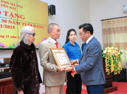 ĐẢNG ỦY XÃ YÊN BÀI TỔ CHỨC LỄ TRAO TẶNG HUY HIỆU ĐẢNG ĐỢT 07/11/2025